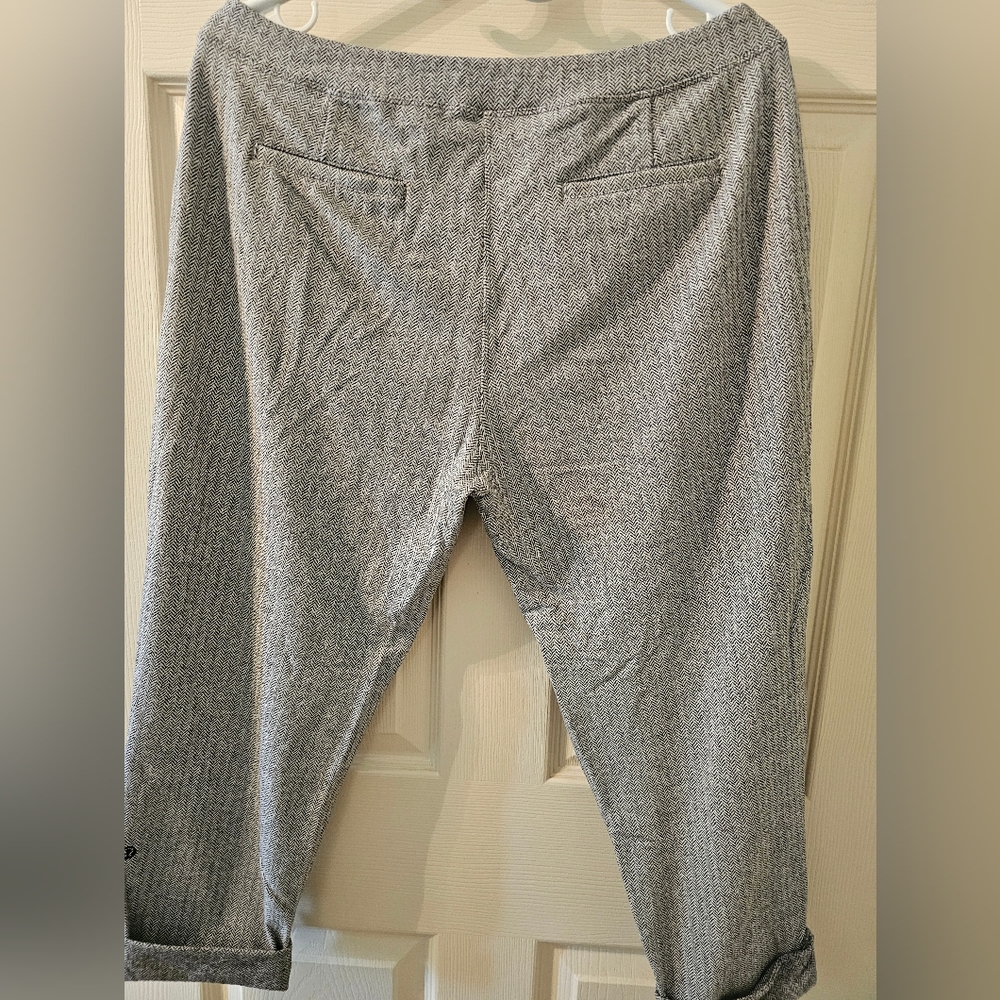 LuLuLemon Capris - Picture 3 of 3